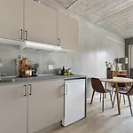 Tastefull And Modern Studio